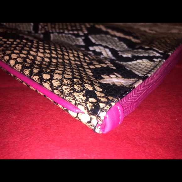 Estée Lauder’s Embossed Snake Print Makeup Bag - Picture 9 of 10